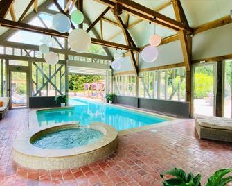 Hôtel La Licorne & Spa - Lyons-la-Forêt - Zwembad