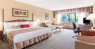 Ramada by Wyndham Kelowna Hotel & Conference Center - คีโลว์นา - ห้องนอน