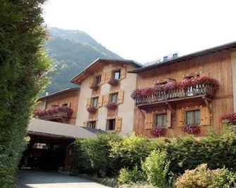 Hotel La Fontaine Du Mont Blanc - Les Houches - Edificio