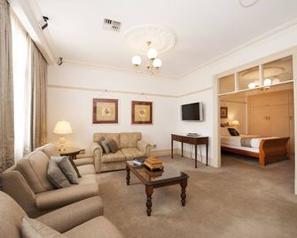 Cobb & Co Court Boutique Hotel - Mudgee - Olohuone