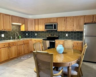 Welcome to St. John’s Hollow Retreat! Charming 3-bedroom house outside of Tiffin - Tiffin - Kitchen