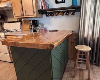 3 seasons of adventures on Indian Lake/Sunset View Resort/Cabin #5 - Manistique - Kitchen