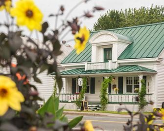 Yamachiche P.Q. - Louiseville - Building