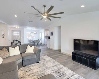 Putting Green, Pool Access Lake Havasu City Home! - Lake Havasu City - Living room