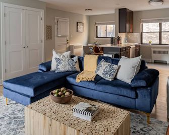 Elegant|Brand New Remodeled|1BR|Next to Beach - Evanston - Living room