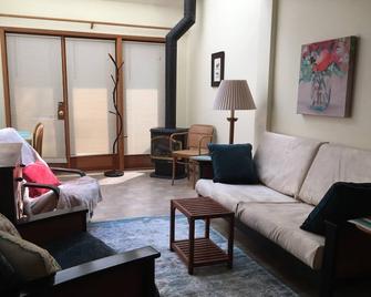 Ravenna Spacious Two Bedroom Retreat - Seattle - Living room