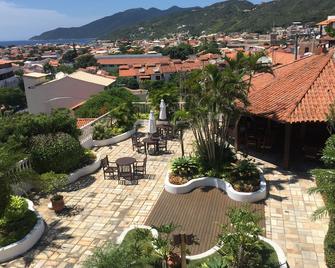 بوسادا كامينهو دو سول - اررايال دو كابو - شرفة مرصوفة