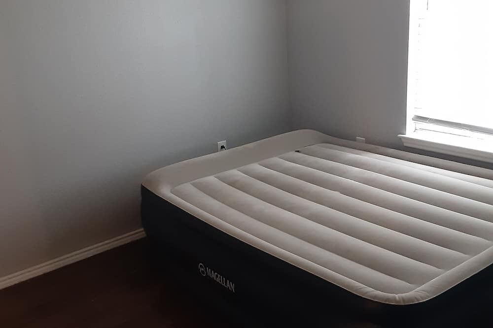 many restaurants and is about 10 minutes from Downtown estamos serca del centro - سان انطونيو - غرفة نوم