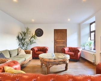 Authentic House With Heated Pool, Beautiful Wellness and Private Bathrooms - Lierneux - Sala de estar