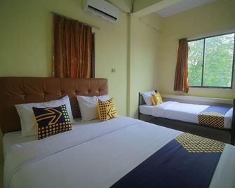 Spot On 2305 Andys Nur Penginapan - Dumai - Bedroom