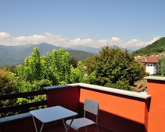 Lakes and mountains, spacious villa for 8 people in peaceful location big garden - Armeno - Balkon