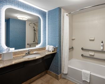 Homewood Suites by Hilton Minneapolis-New Brighton - New Brighton - Bathroom