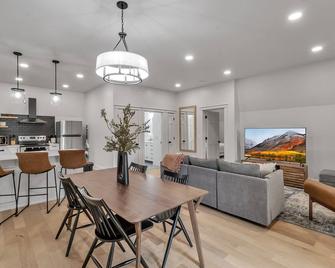 Carriage House Loft - King Bed and Garage Parking - Buffalo - Dining room