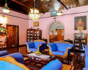 Chiramel Residency - Kochi - Lounge