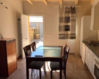 Agradable casa con chimenea y patio totalmente privado - Barahona - Dining room