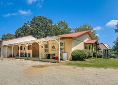 Tennessee Farm Vacation Rental with Game Room! - Gadsden - Budynek