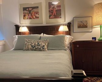 Modern and artsy 2 bed, 1 bath Green Lake/Wallingford private retreat - Seattle - Bedroom