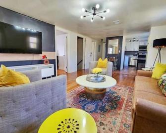 Chic Spacious Apt Near Attractions/Food/Ewr/Nyc - West Orange - Living room