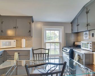 1 Mi to Windmill Beach: South Yarmouth Apt! - Yarmouth - Kitchen