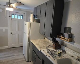 Tiny Home with AC and WiFi in lovely Ludlow - Ludlow - Kitchen