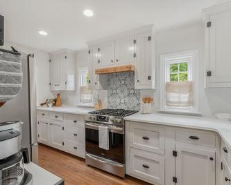 Cozy up at Avenue Six Cottage! - Navasota - Cocina