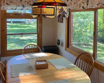 4 Bedroom, 1.5 bath- Air-Conditioned House on Lake Champlain - Seasonal May- Oct - Vergennes - Comedor