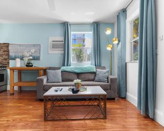 The Pearl Beachside Apartments on Hollywood Beach - Hollywood - Living room