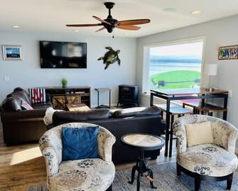 Beachfront Getaway - The Beach House on Priest Point - Marysville - Living room