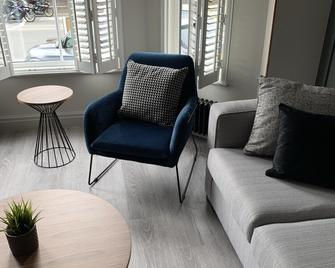 A very large, stylish apartment with interior design at its core. - Altrincham - Sala de estar