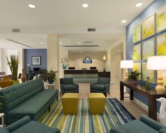 Days Inn & Suites by Wyndham Altoona - Altoona - Reception