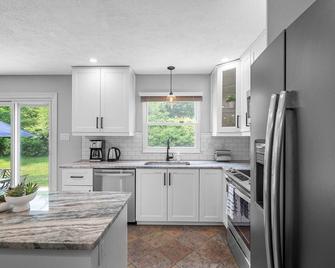 Modern and Stylish 5 Bedroom Home in Cranberry/Pittsburg - Cranberry Township - Kitchen