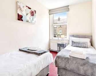 Granville Apartments - Harrogate - Bedroom