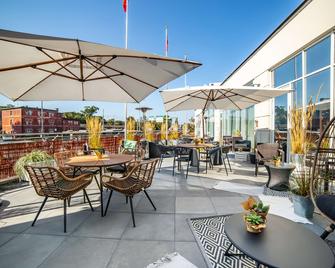 سكانديك جدانسك - غدانسك - شرفة مرصوفة