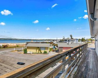 2nd Floor Studio #4 with Ocean View and Covered Deck - Blaine - Balcón