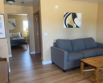 The Kingsley Suites - Kingsley - Living room
