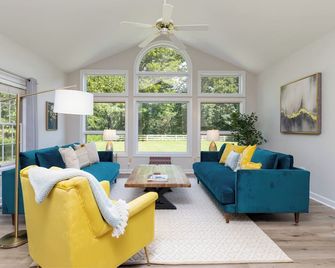 Fire Pit+Hot Tub+Game Room, family-friendly, close to skiing at Wintergreen - Nellysford - Living room