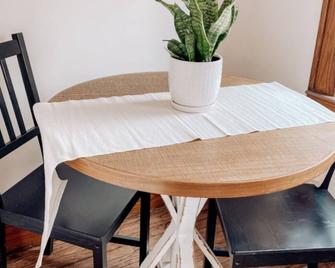 Newly remodeled Studio Apartment - Peru - Comedor