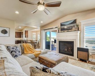 Stargazer Paradise! Hot Tub, Gym & Man Cave - Monument - Sala de estar