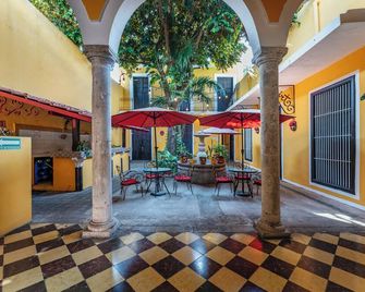 Hotel Santiago - Mérida - Patio