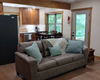 Barn Hollow Hideaway on the Jack's Fork River in Mtn. View, MO - Mountain View - Living room