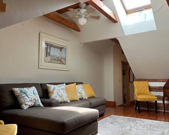 GGG Log Cabin Apartment on the Ice Age Trail - Campbellsport - Living room