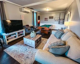Large Farmhouse near Pocono attractions! Ping-pong and Pool tables included. - South Sterling - Sala de estar