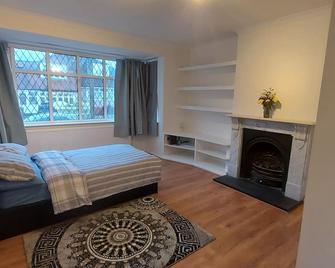 Luxury Family Three Bedrooms Semi-Detached House - Wallington - Bedroom
