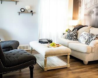 Cozy bungalow in Dearborn, Michigan. - Dearborn - Living room