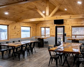 Wooden Chic Cabin Fully Stocked near Tappan Lake in Ohio - Scio - Restaurant