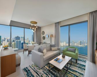 Doubletree by Hilton Sharjah Waterfront Hotel and Residences - Шарджа - Вітальня