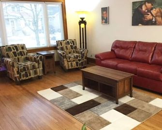 Marvelous! Professionally Cleaned, Self Check In - Sleeps 14 - Racine - Living room