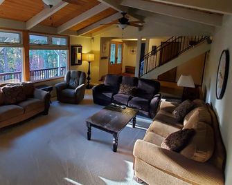 Mtn House w/private pool close to hiking/lake/wine tasting + Large Game Room - Arnold - Sala de estar