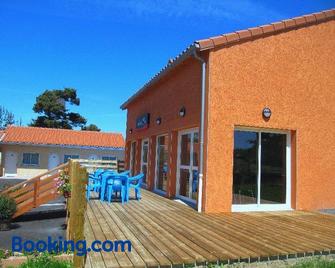 Hôtel Cantal Cottages - Saint-Flour (Cantal) - Building