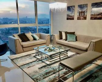 East Tower - Spacious 3 Bed Apt in Costa del Este - Panama Stadt - Wohnzimmer